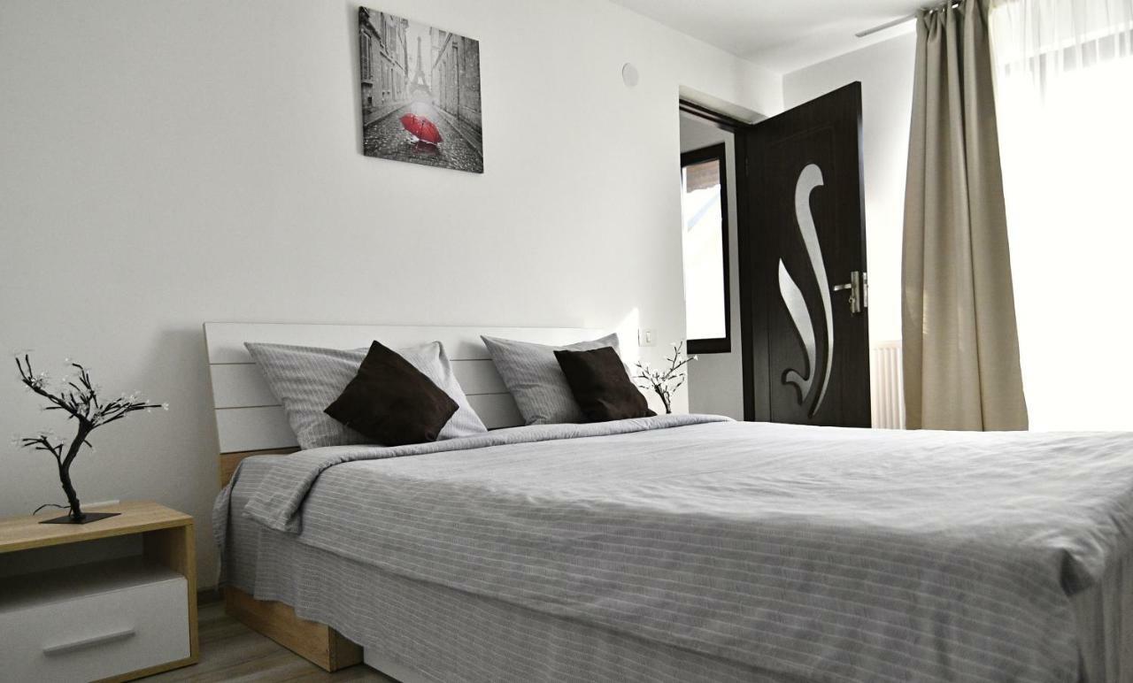 Upstairs Residence Targu Jiu Exterior photo